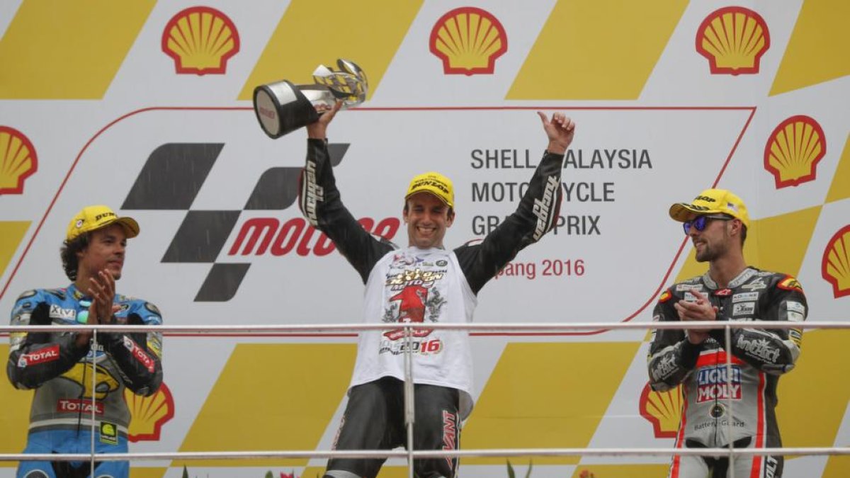 Zarco celebra su victoria con Morbidelli, izquierda, y Folger en el GP de Malasia.