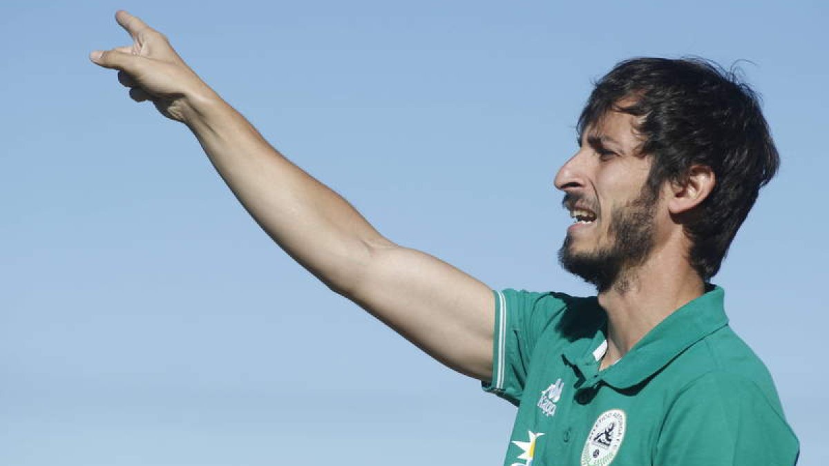 Álvaro García Moreno enseñará sus cartas por vez primera esta temporada en el encuentro frente al Coruxo FC.
