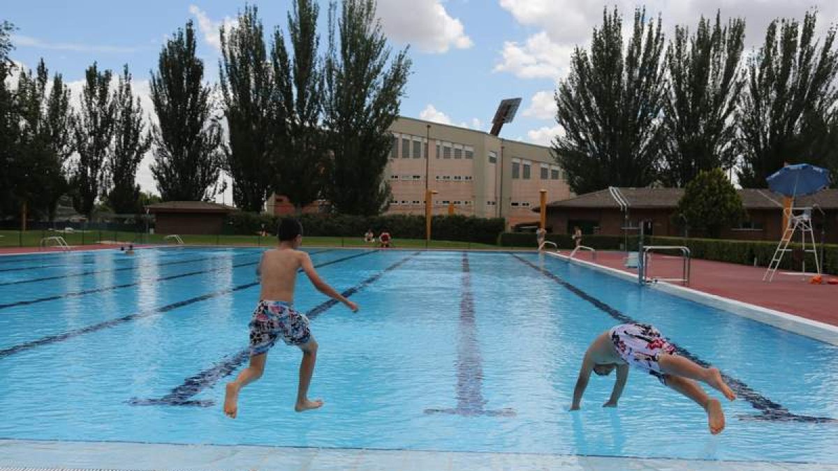 Los leoneses aprovecharon el primer día de las piscinas de Sáenz de Miera.