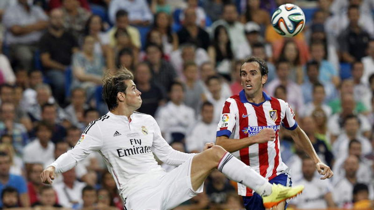 El galés, Gareth Bale, y el uruguayo, Diego Godín, durante el partido de ida.