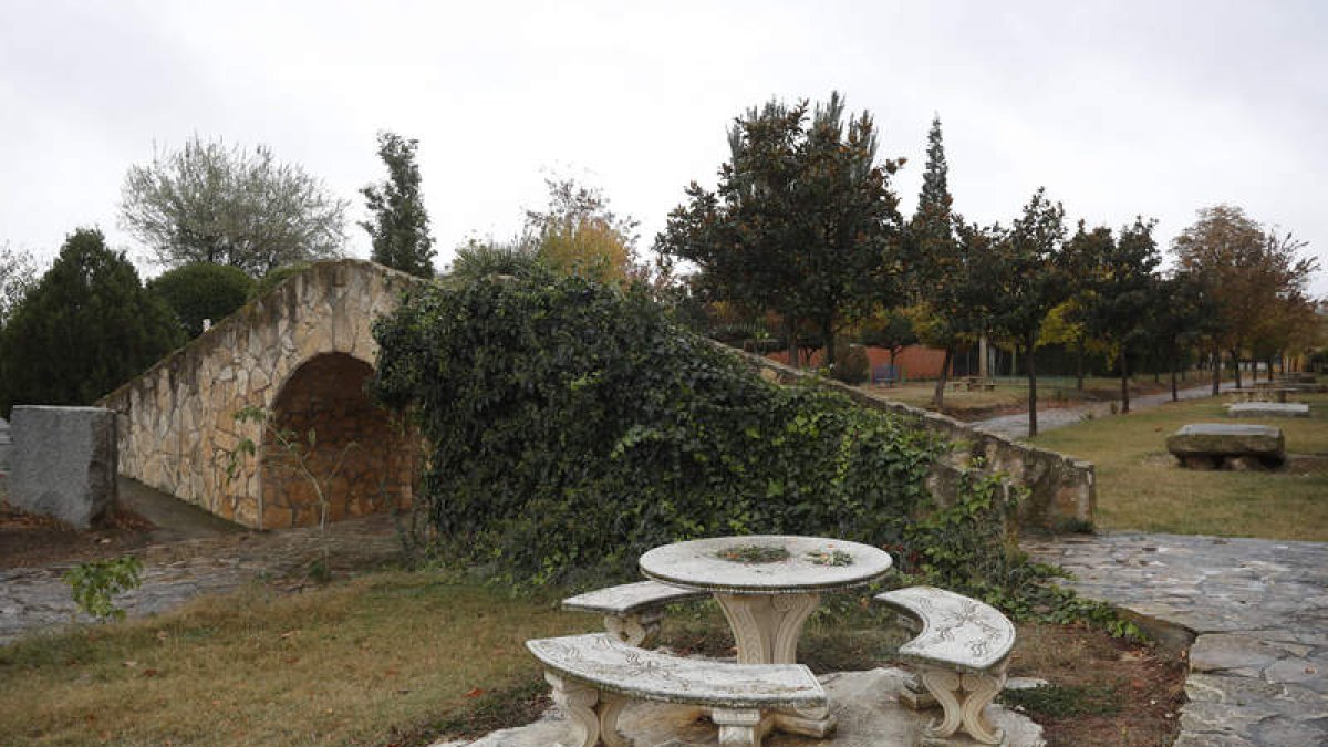 Villaquejida cuenta con algunos rincones singulares. Sus calles rezuman historia y algunos elementos dan buena cuenta de su pasado, protagonizado por los romanos. Su puente centenario de hierro que une Villaquejida y Villafer es uno de sus tesoros histó