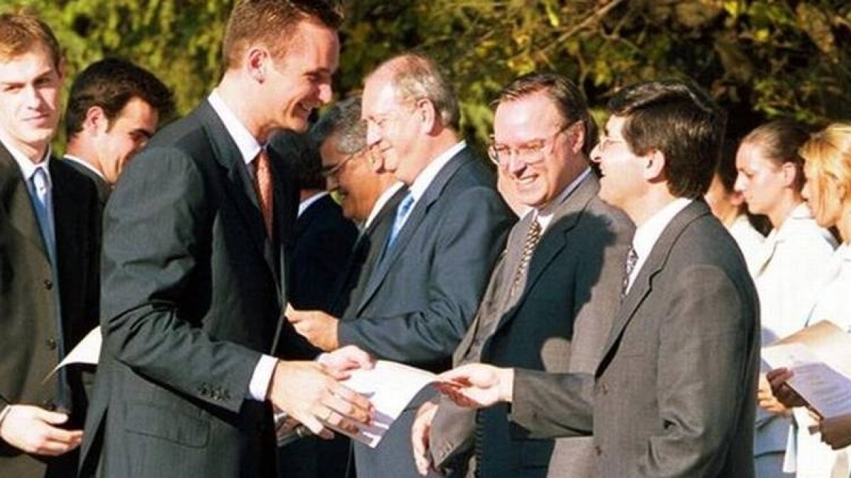 Urdangarin recibe un diploma de Esade, en junio del 2001.
