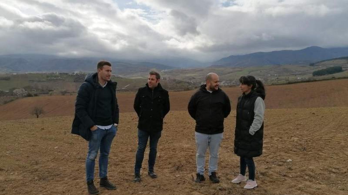 Borja García, Iván Alonso, Rubén García y Marta Castro, en los futuros viñedos de Otero. DL