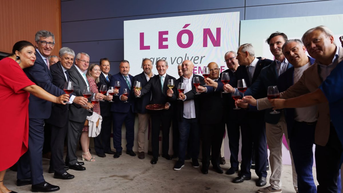 Las autoridades, en el brindis final. DL