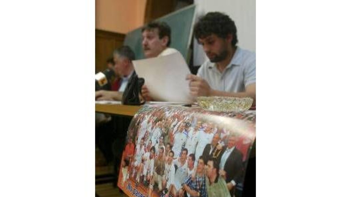 Juan Arias y Juanín, durante una de las últimas asambleas de Ademar