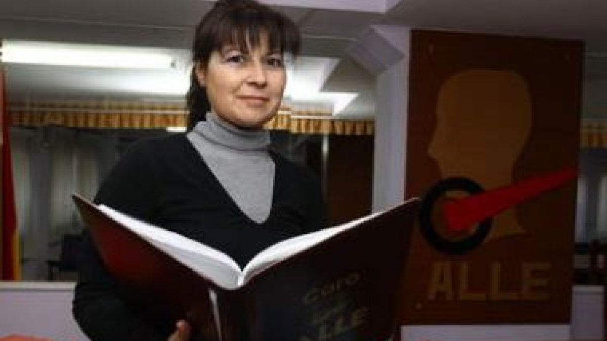 María Isabel es la única mujer de los veinte integrantes del coro de laringeztomizados de León, con