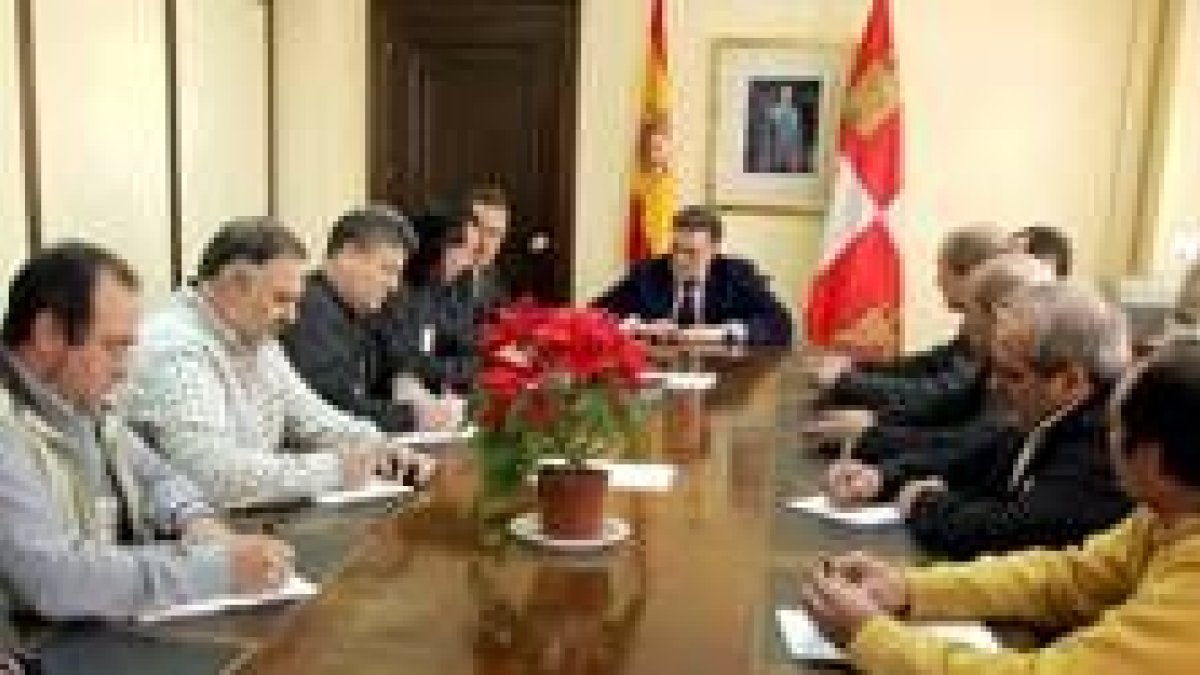 Miguel Alejo, al fondo de la mesa, con los representantes ganaderos