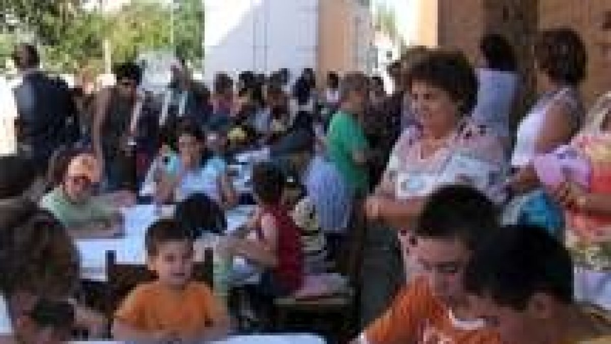 Más de setenta niños plasman sus ideas sobre el papel bajo la atenta mirada de familiares y amigos