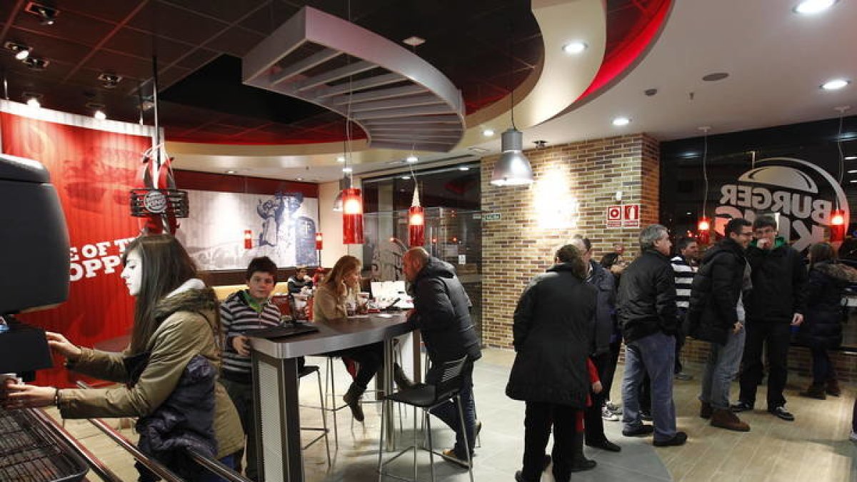 Burger King abre en León dos centros, en Michaisa y La Lastra. RAMIRO