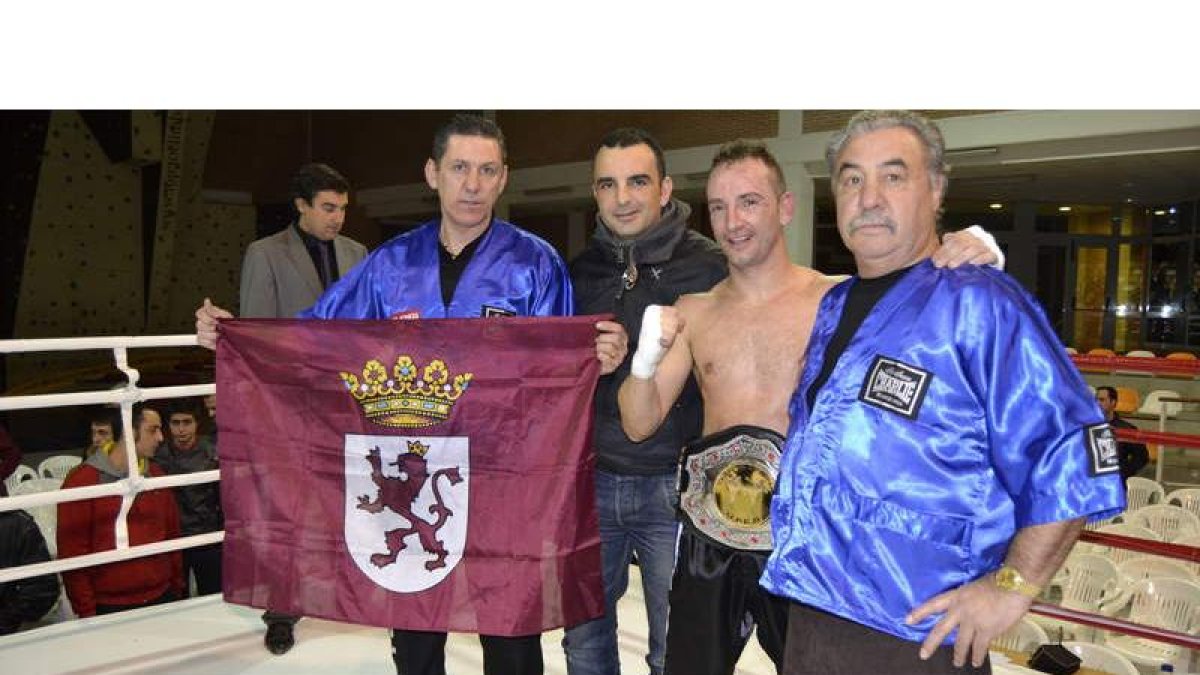 El leonés, feliz tas poder ceñirse el cinturón de Campeón de España.