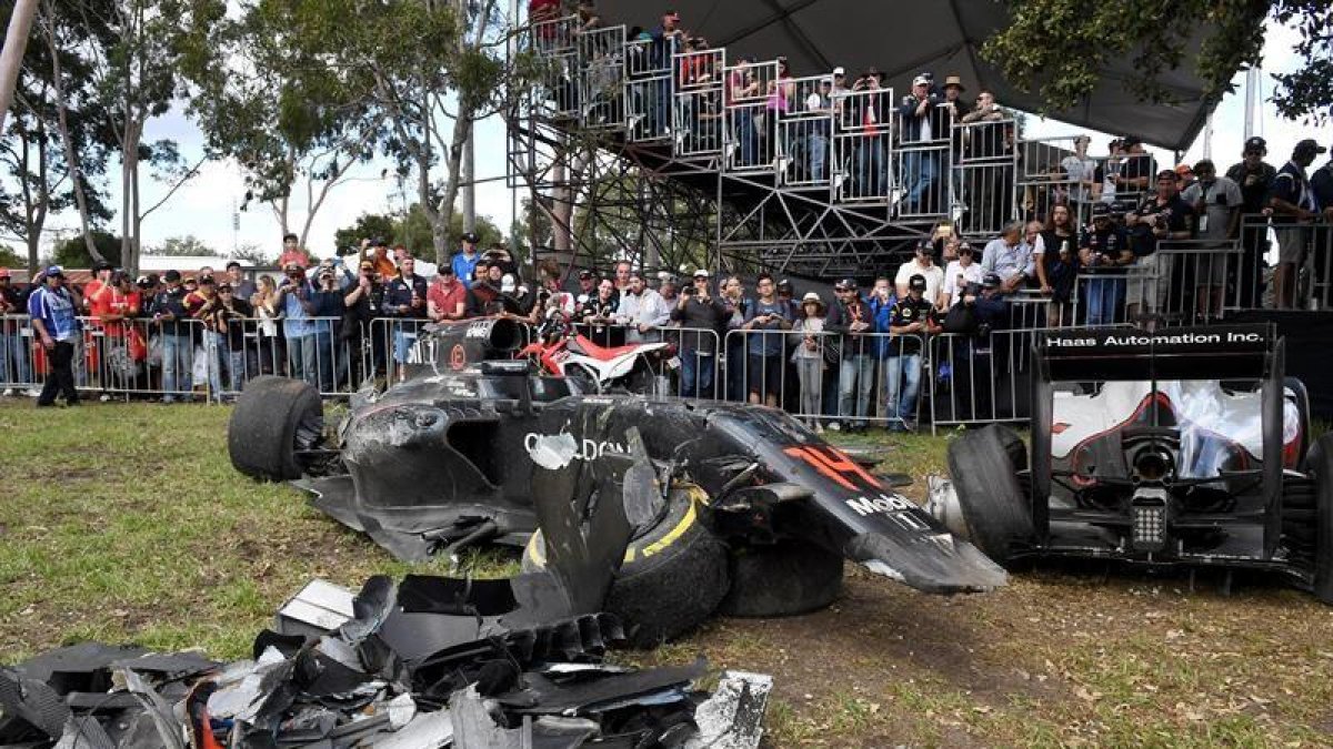Miembros del servicio de seguridad acumulan los restos de los coches del español Fernando Alonso (izda) y el mexicano Esteban Gutiérrez (dcha) tras su accidente en el Gran Premio de Australia de Fórmula Uno. EFE Alonso y Gutiérrez fuera, tras un espectac