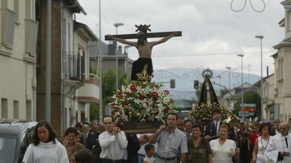Procesión en honor a la Soledad que despide las fiestas en Camponaraya.