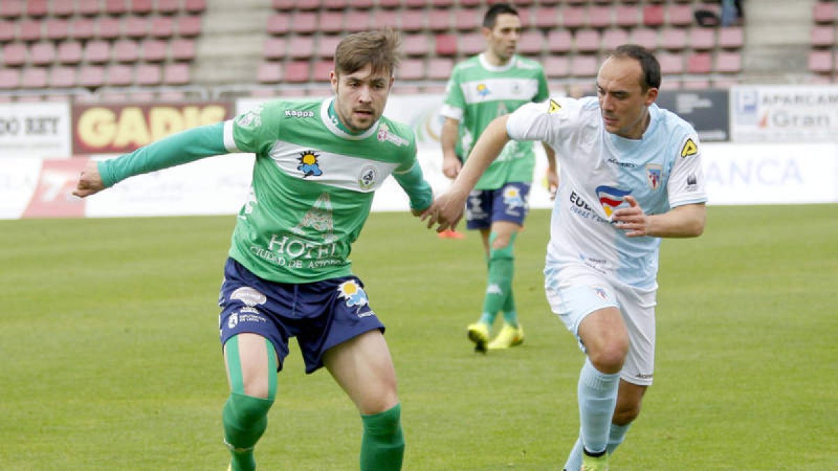 Cristian, a la izquierda, volverá a jugar infiltrado esta tarde frente al Sporting B.