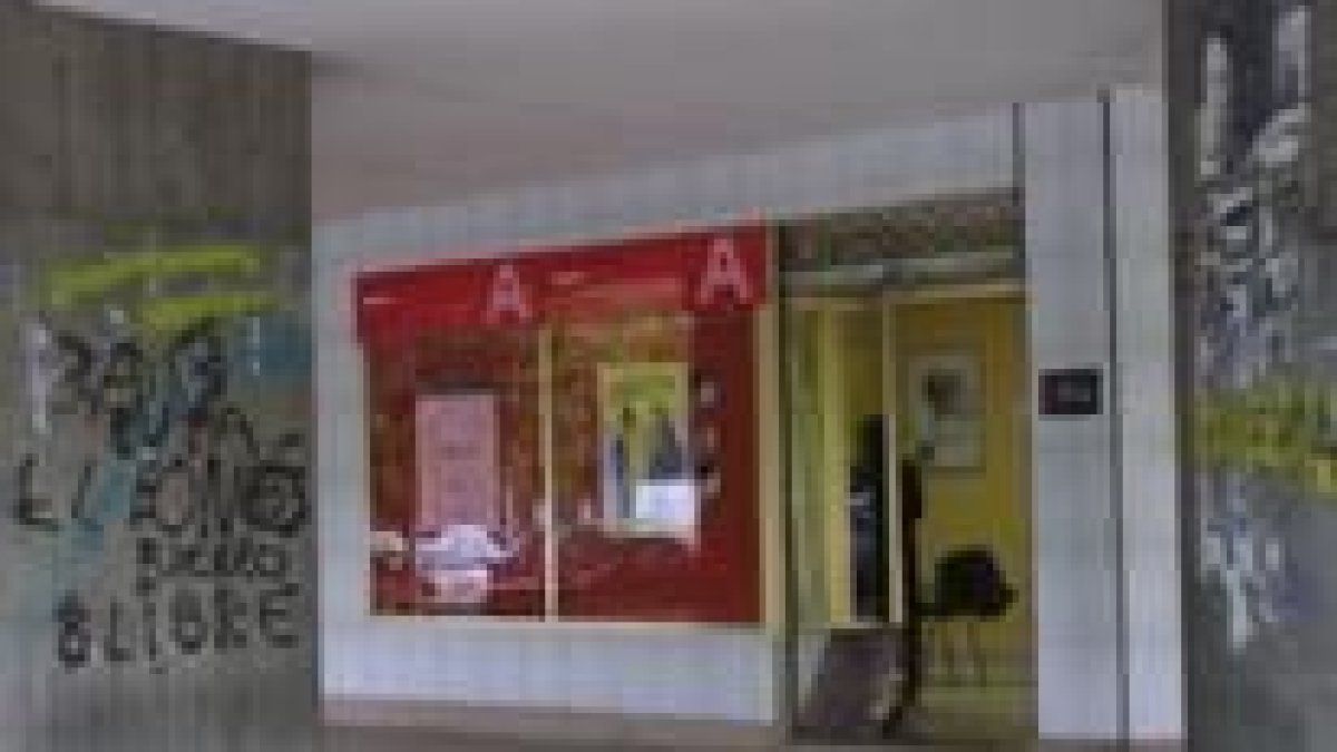 El detenido intentó desvalijar la sucursal del Banco Herrero por el conocido método del butrón