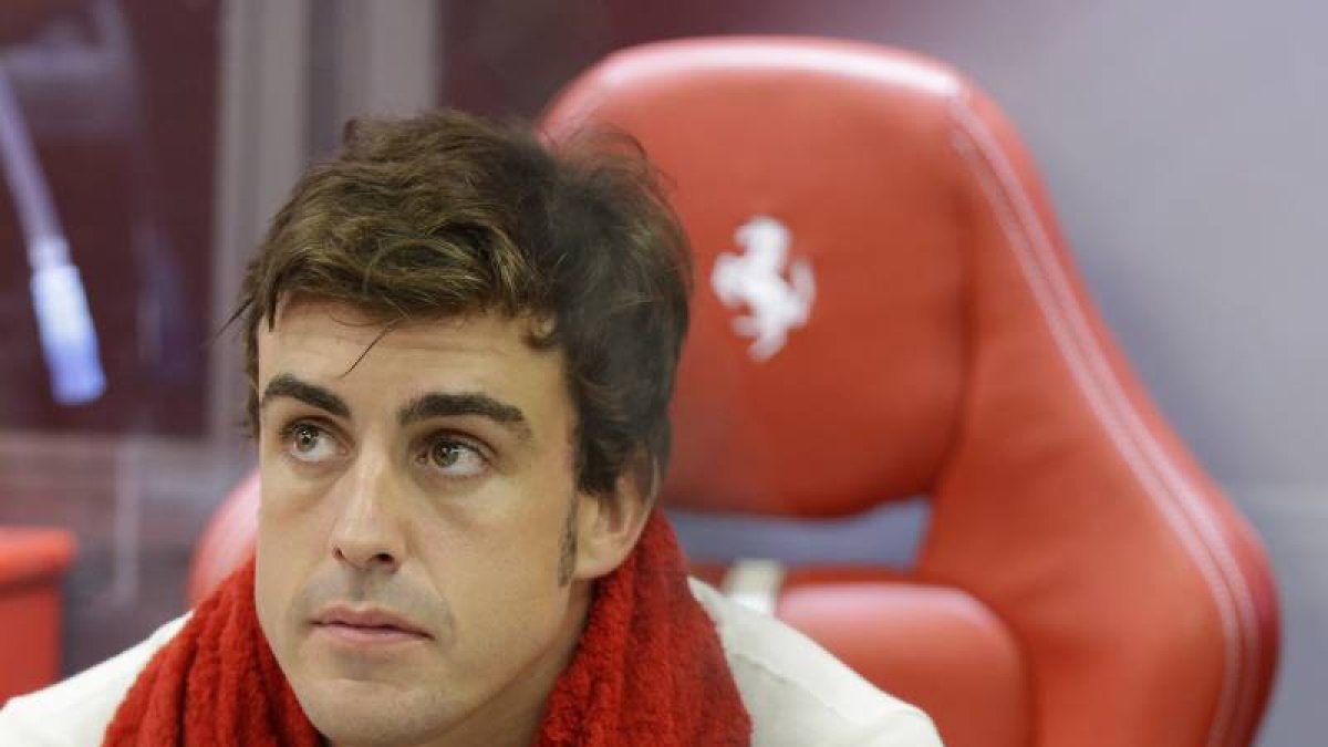 Fernando Alonso, durante la sesión de entrenamientos libres en el circuito de Marina Bay.