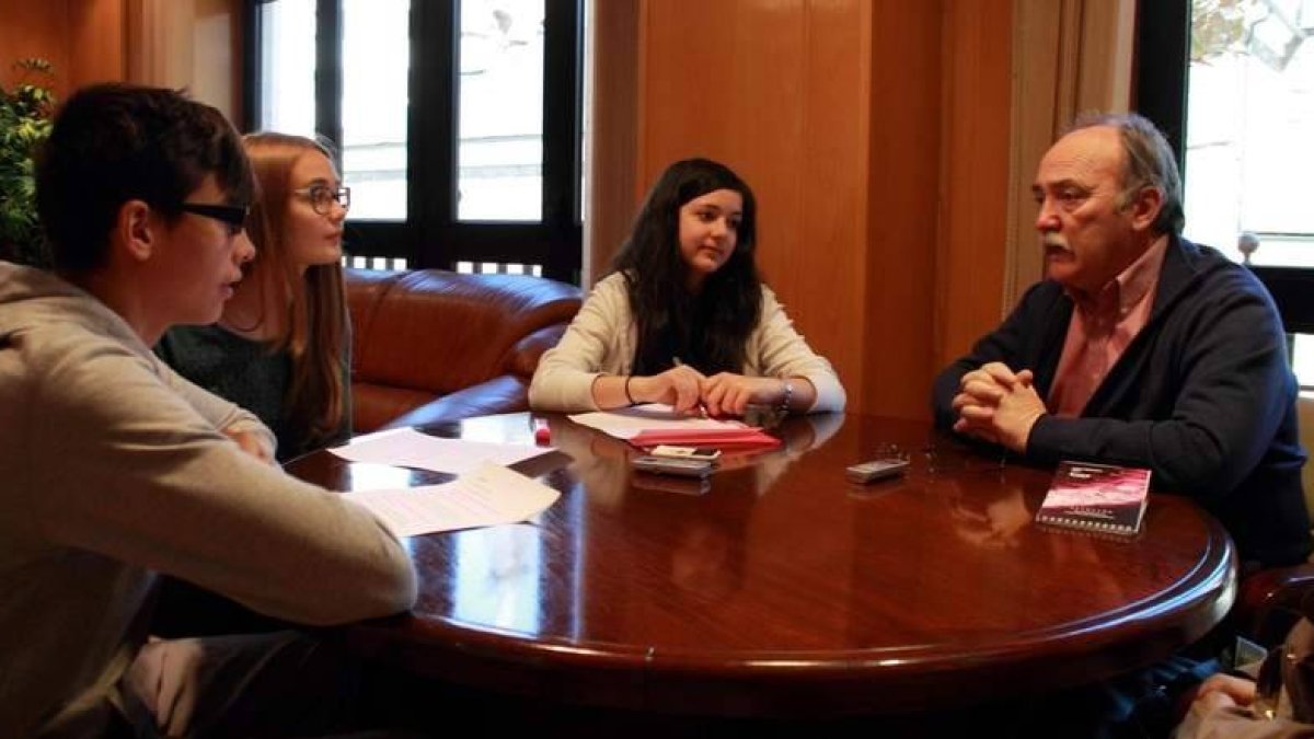 Alumnos del colegio Virgen de la Peña entrevistaron al alcalde de Bembibre.