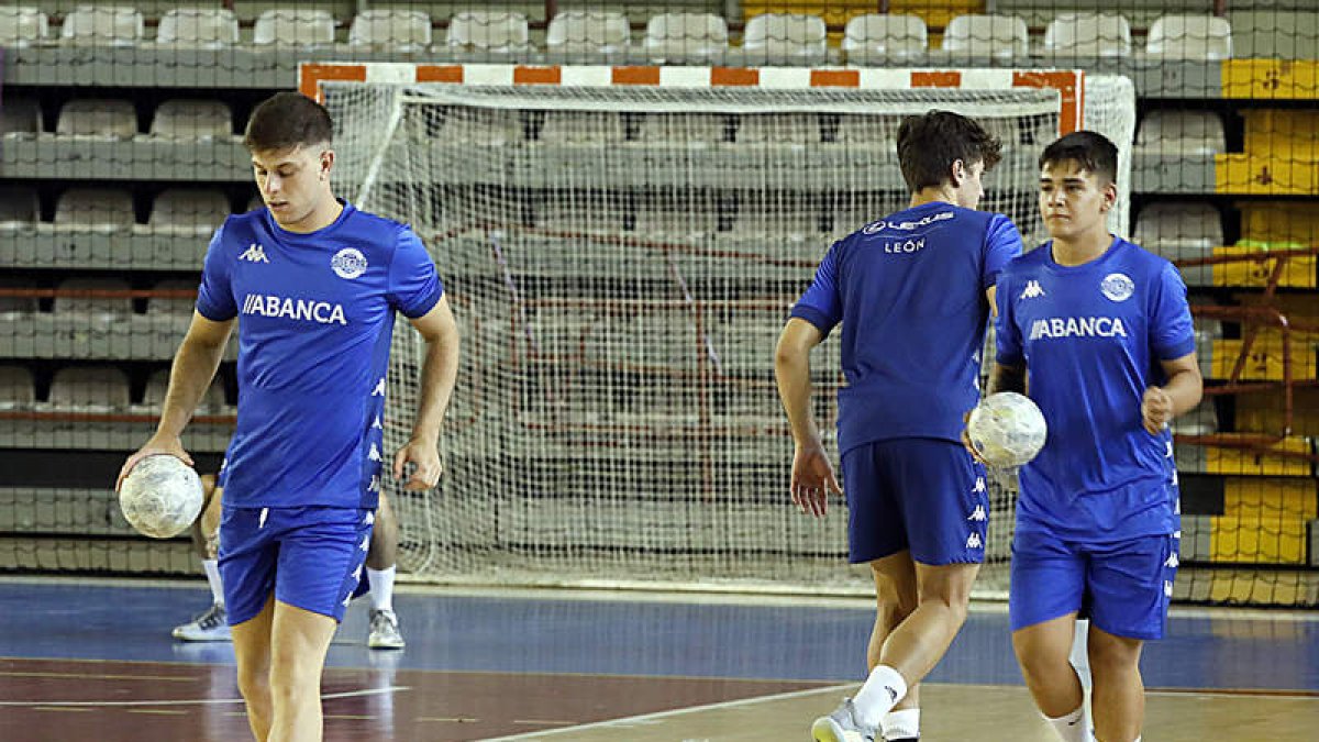 Los jugadores del Ademar, durante una sesión de entrenamiento esta pretemporada. MARCIANO PÉREZ