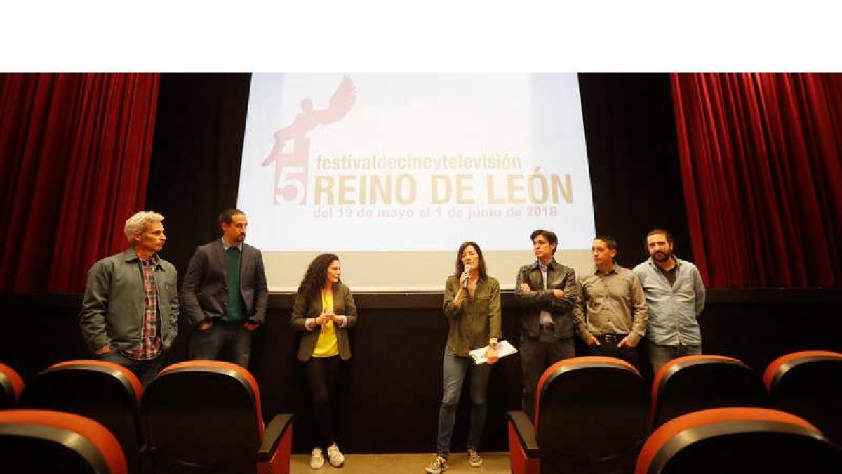 Varios realizadores leoneses, ayer, durante la exhibición de sus documentales en el Teatro San Francisco. JESÚS F. SALVADORES