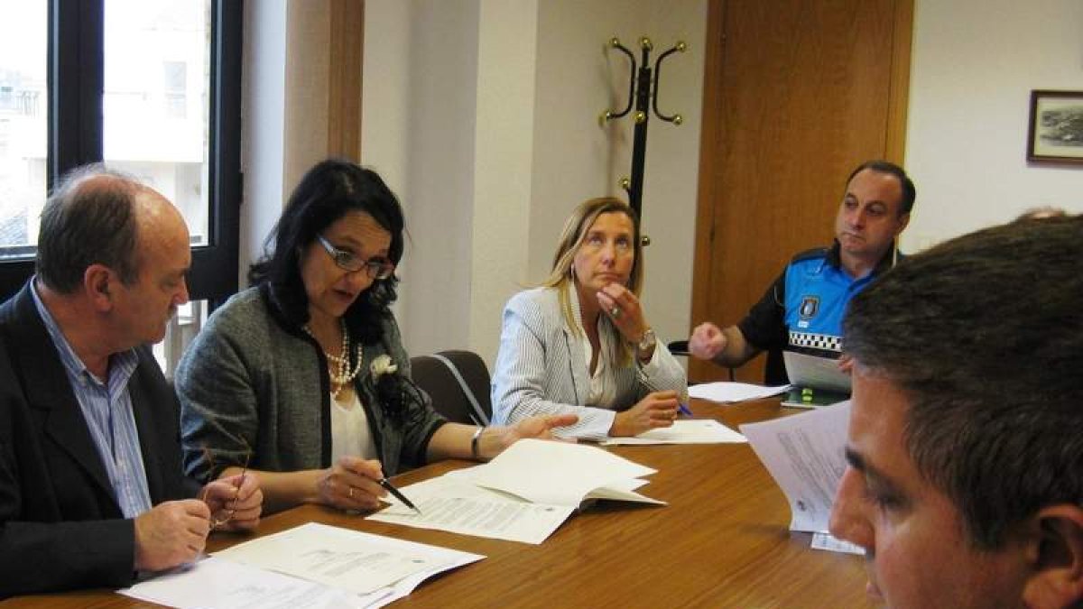 Otero, ayer con los integrantes de la Junta de Seguridad.