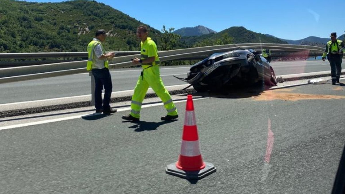 Imagen del coche accidentado en la AP-66. DL