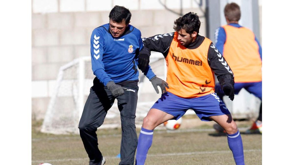 Julio Rico, derecha, pelea un balón a su técnico Cembranos.