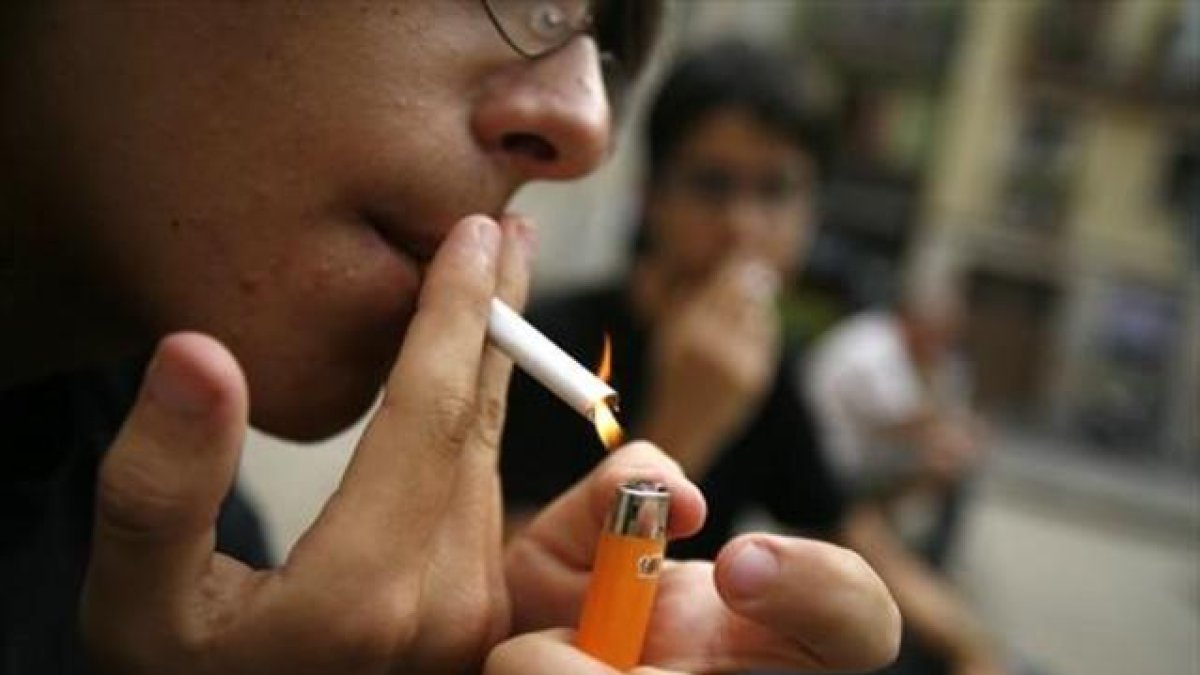 Un adolescente fumador.