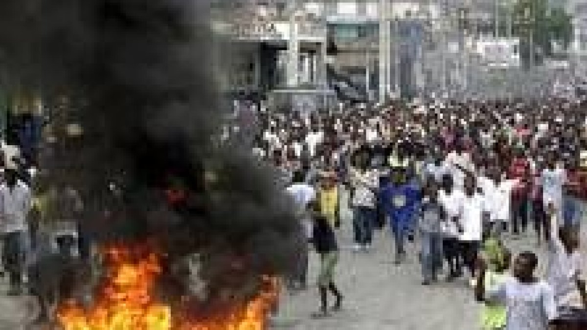 Un grupo de haitianos seguidores de René Préval montan barricadas en las calles de Puerto Príncipe