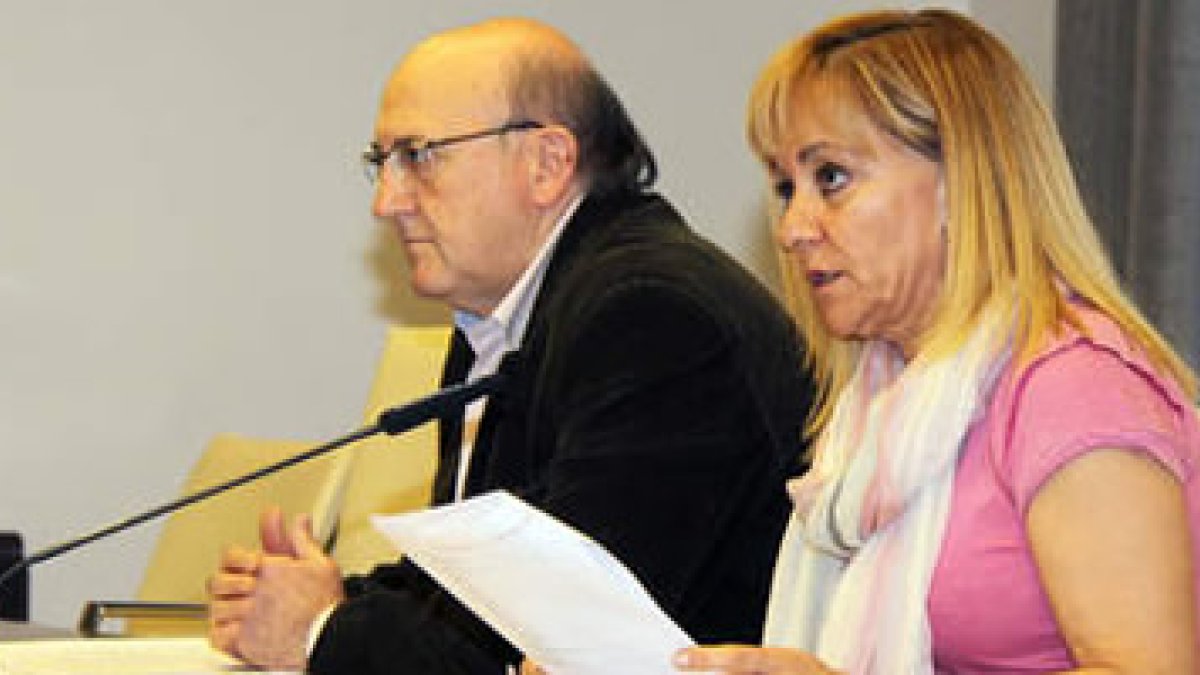 El gerente del consorcio, José Antonio Álvarez Canal, y la presidenta, Isabel Carrasco, ayer.