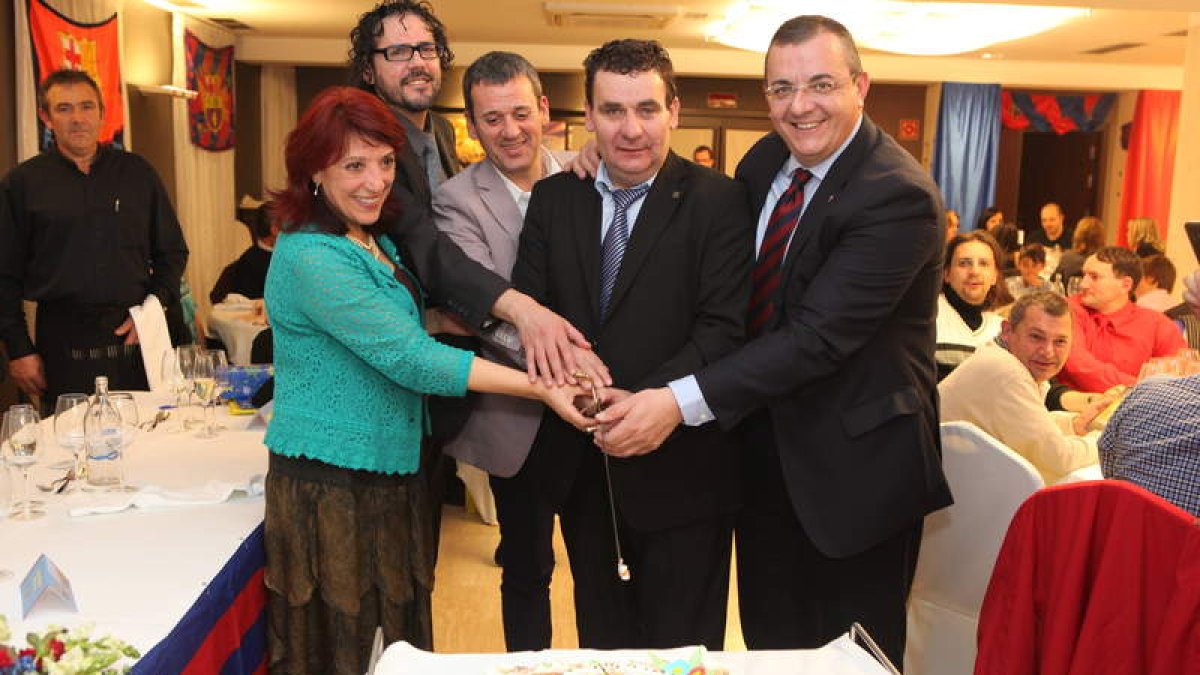 Los directivos de la Peña Maragata con los representantes de sus ‘hermanas’ en Castilla y León.