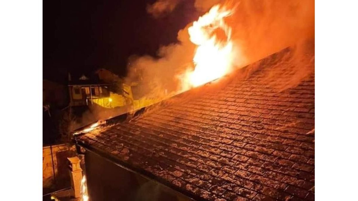 El fuego calcinó una casa el jueves en San Clemente. DL