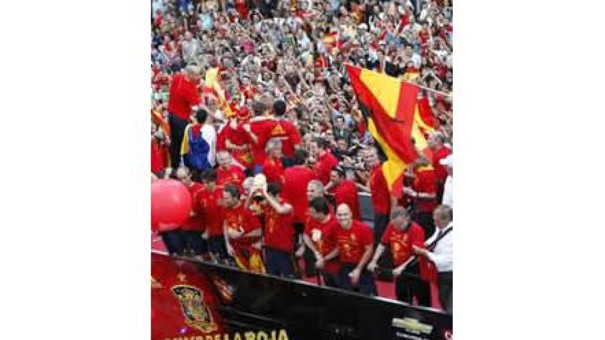 Miles de aficionados saludaron a la Roja.