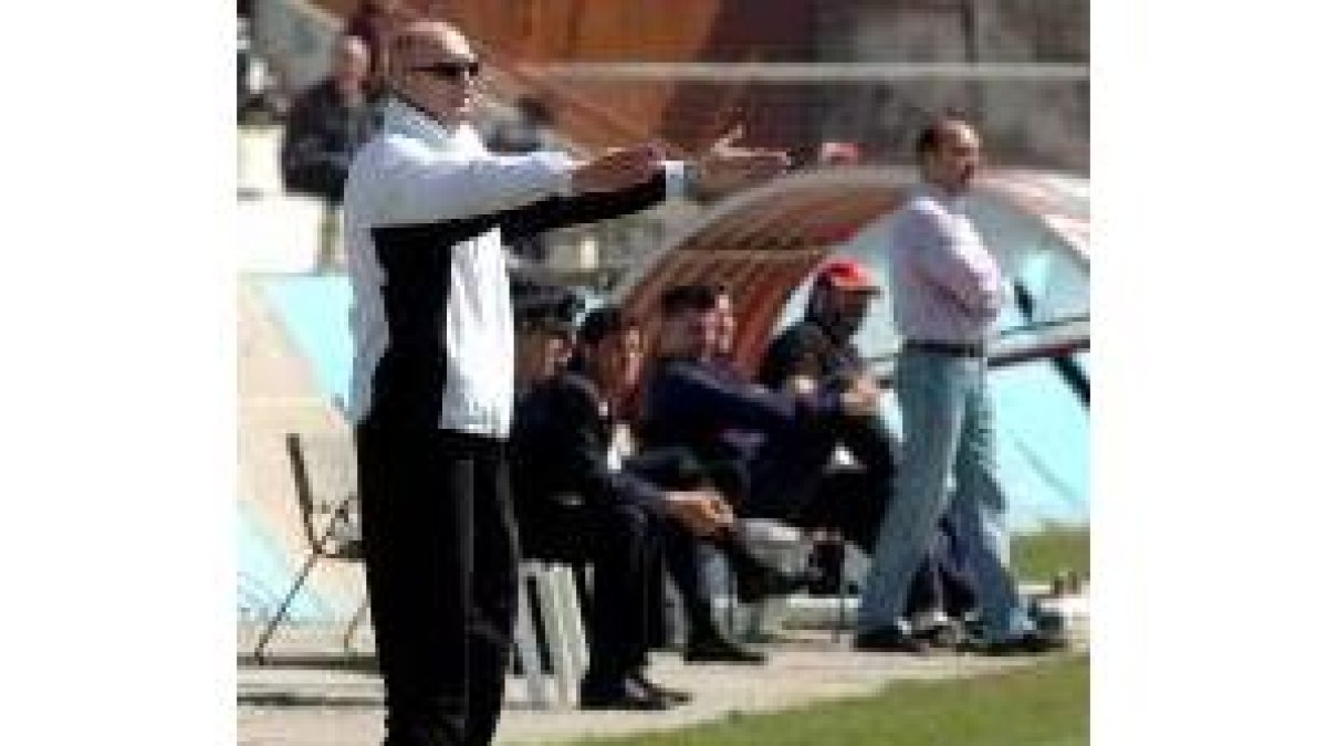 Aguiar corrige a los suyos, mientras Gordo hace lo propio al fondo