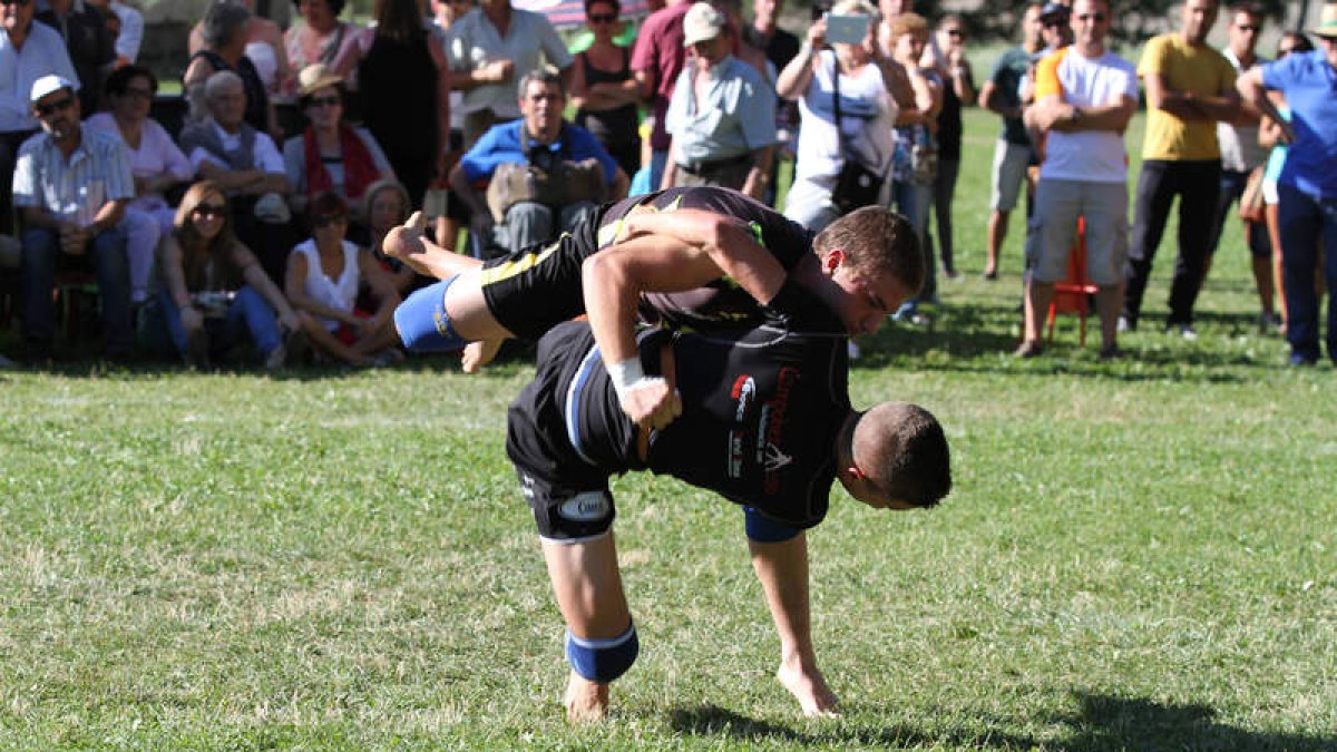 Combate de los juveniles Joel Jiménez y Rubén Fierro, disputado en el corro de La Vecilla de la liga sénior de este 2013.