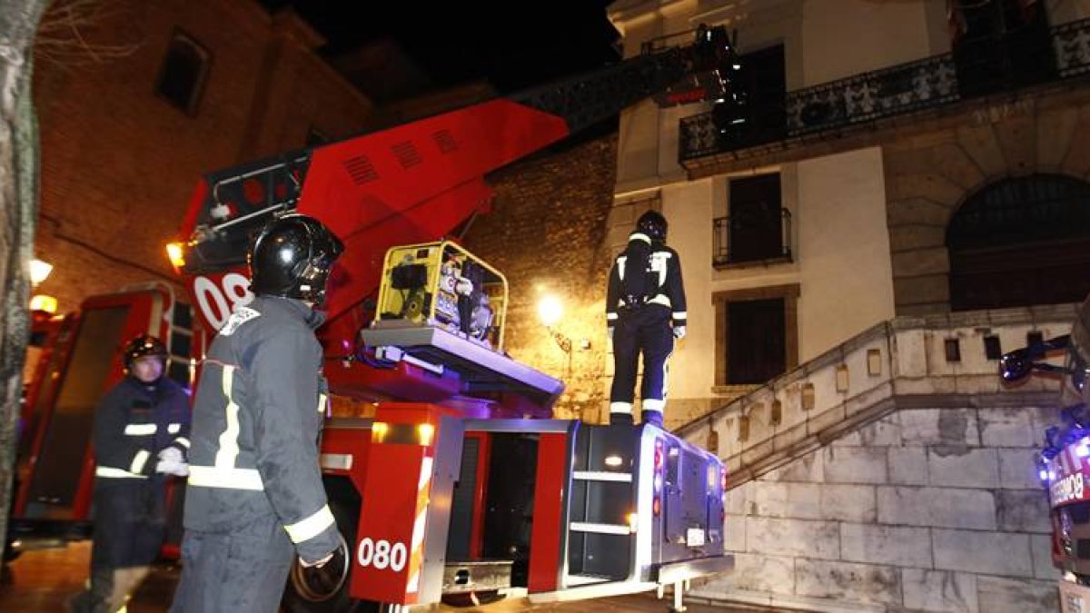 Bomberos de León en un servicio en la ciudad.