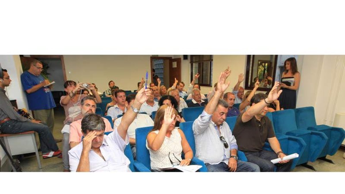 Los actuales consejeros comarcales, durante una votación plenaria en una sesión celebrada en la sede de la Diputación.