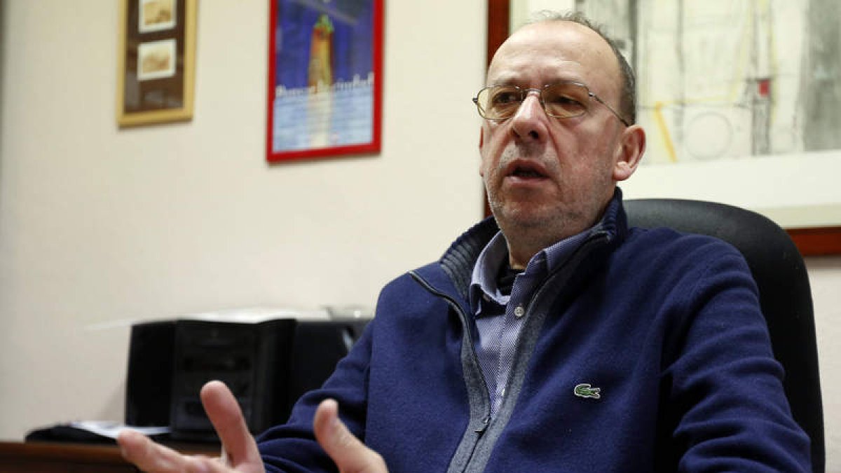 Ignacio Fernández, la pasada semana en su despacho en Comisiones Obreras de León. MARCIANO PÉREZ
