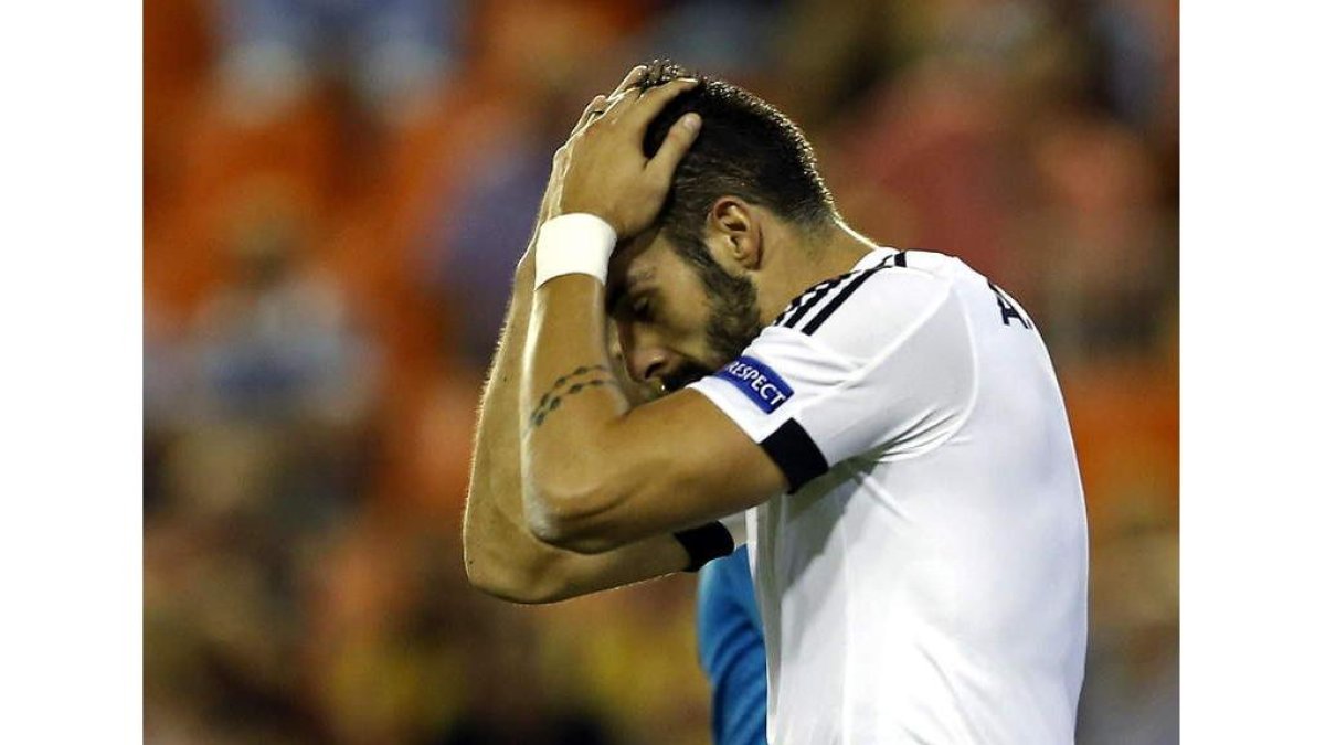 Álvaro Negredo se lamenta por la derrota en Mestalla.