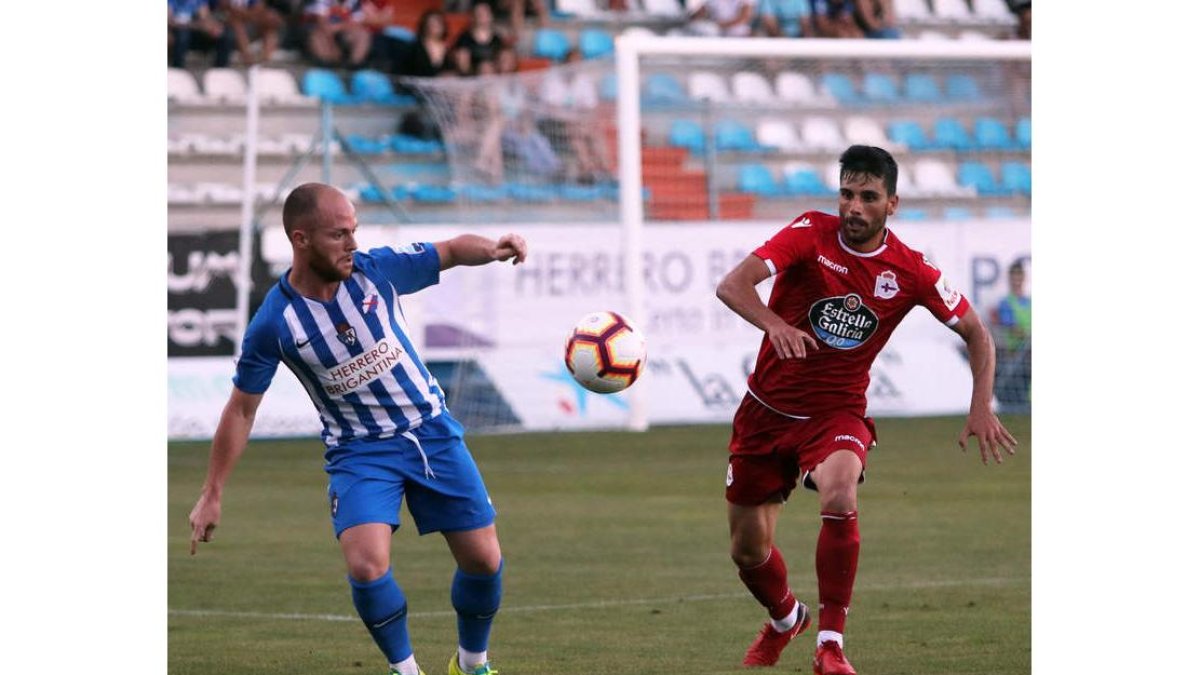Isi volvió a cuajar una gran actuación actuando de extremo izquierdo y suyo fue el gol del empate blanquiazul. ANA F. BARREDO