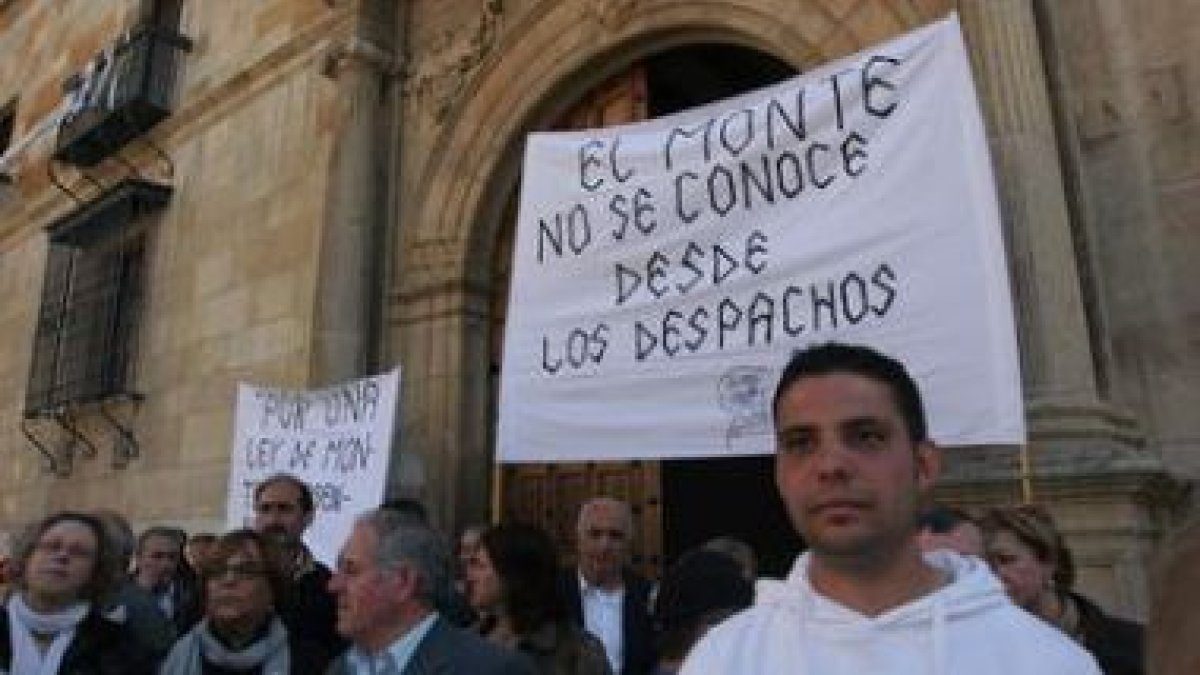 La protesta contra la Ley de Montes concentró ayer en el Palacio de los Guzmanes a un centenar
