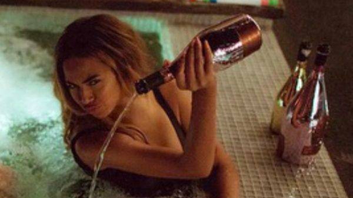 Imágen de la polémica de Beyoncé con el champán en su último clip.