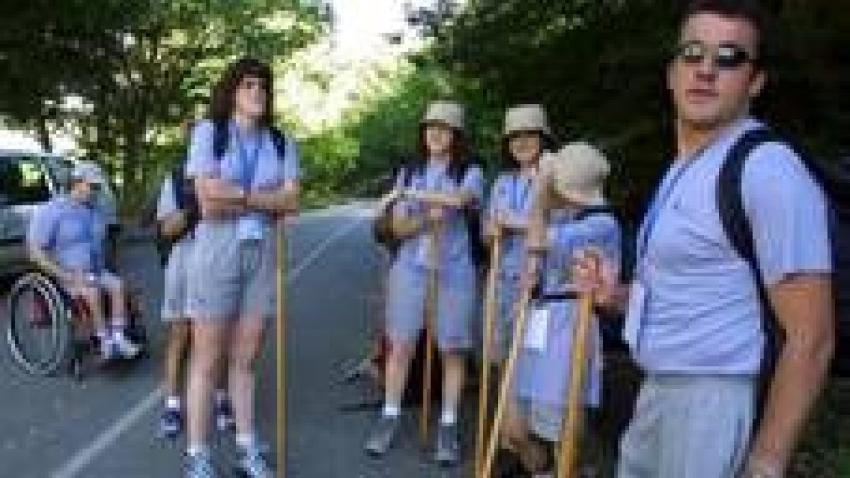 Tras la primera parada de la etapa, los peregrinos vuelven a la ruta