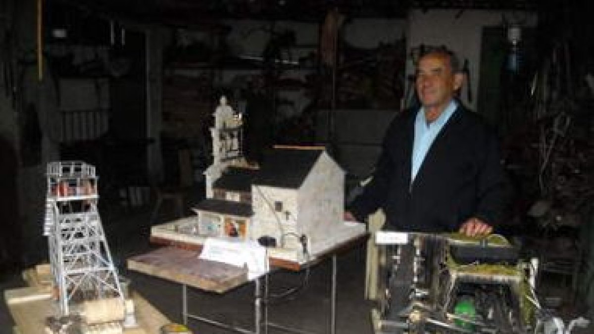 El artesano Avelino García en su taller con las últimas maquetas que ha diseñado.