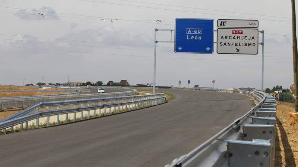 Primeros carteles de la nueva autovía, en la zona de Sanfelismo, a medio camino entre León y Puente Villarente.