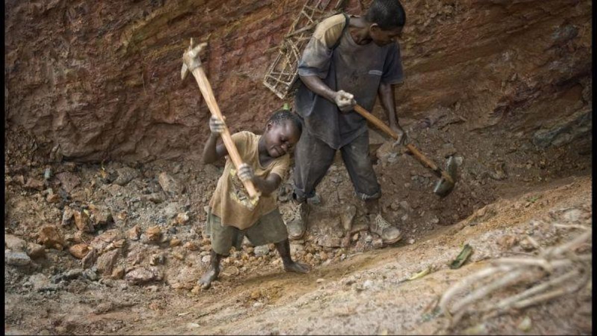 Niños trabajando en una mina de coltán en Ndola-Ndola, cerca de Itebero, en la República Democrática del Congo, en una imagen de archivo.