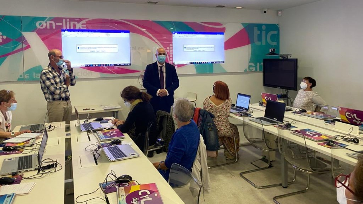 El viceconsejero de Transformación Digital, Jorge Llorente, visita el Espacio CyL Digital de León. JCYL