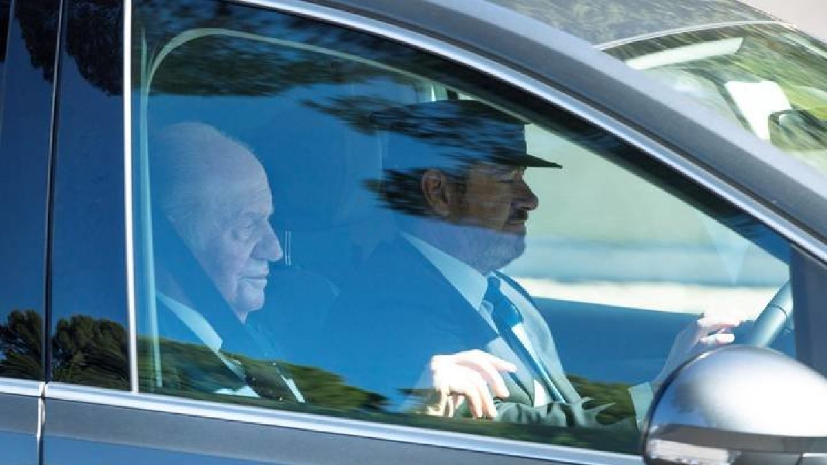 El rey Juan Carlos llega a la finca de Manacor donde se celebra la boda. LLITERES