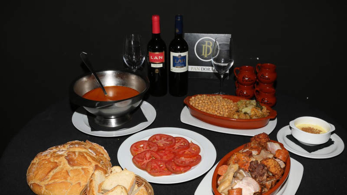 Confortable, con cada mínimo detalle cuidado al máximo, el Restaurante Pan Dorado —en la calle Julio del Campo 6— alberga numerosos espacios para que la velada resulte siempre agradable. Los interesados en realizar reserva propia pueden llamar