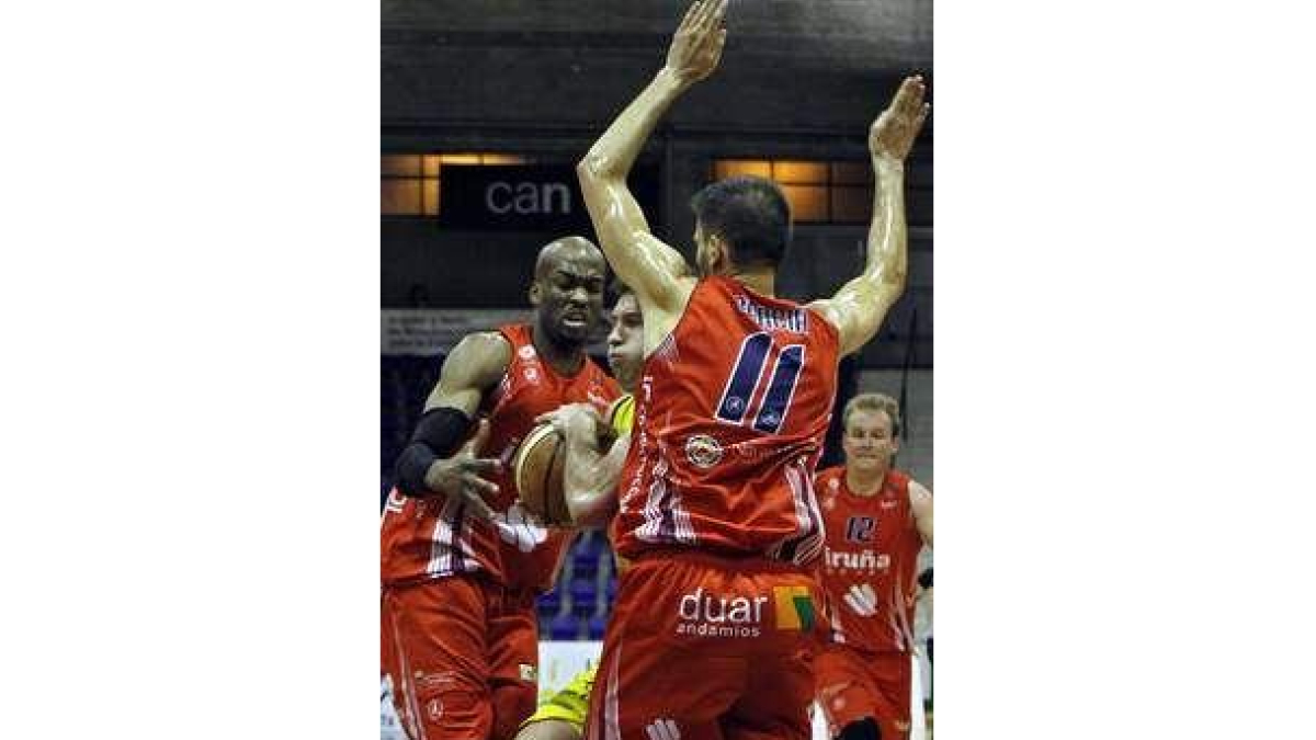 Durante muchos minutos, la defensa de los navarros ahogó literalmente el ataque del Baloncesto León.