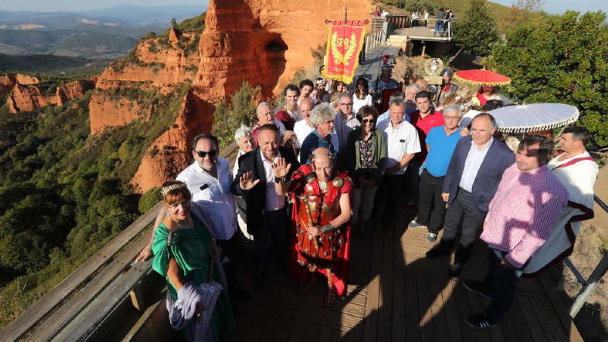 Fotografía grupal en el mirador de Orellán con motivo del Día de la Romanidad. ANA F. BARREDO