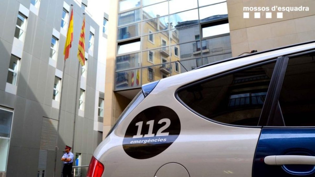 Un coche de los Mossos ante la comisaría de Ciutat Vella.